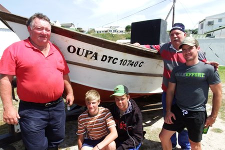 Die bemanning van â€œOupaâ€, met vlnr Ben Uys (skipper), JP Uys, Hennie Groenewald, Danie Fourie en Jacques Swanepoel (â€˜n voornemende lid)